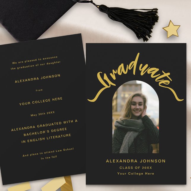 Moderner Graduate Arch Foto Abschluss Ankündigung (Modern arch photo black and gold script graduation announcement card)