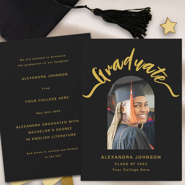 Moderner Graduate Foto Arch Gold Script Abschluss Ankündigung (Modern trendy graduate photo arch graduation announcement card stylish black and gold script)