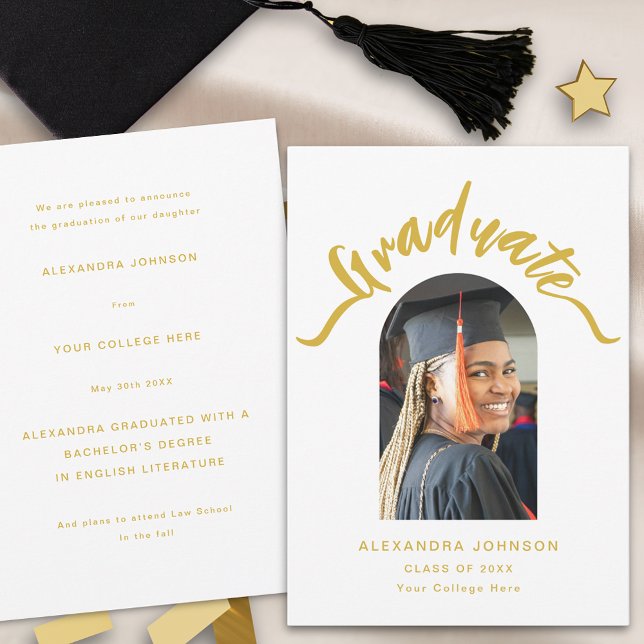 Moderner Graduate Foto Arch Gold Script Abschluss Ankündigung (Modern trendy white and gold script arch photo graduation announcement card)