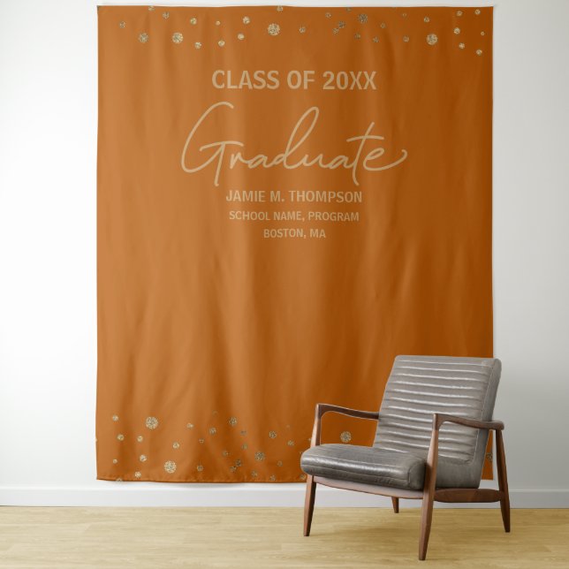 Moderner Graduate Script Orange Gold Abschluss Wandteppich (Beispiel)
