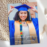 Moderner Graduate Simple Custom Foto Abschluss Dankeskarte<br><div class="desc">Die Einführung unseres exquisiten personalisierten Abschlusses Dankeschön Karten, die perfekte Art, Ihre Dankbarkeit und Wertschätzung in Stil zum Ausdruck zu bringen. Die für moderne Absolventen konzipierten Karten zeichnen sich durch ein elegantes Design aus, das mit einem einfachen Foto geschmückt ist und Ihnen die Möglichkeit bietet, Ihre Lieblingserinnerung im Seniorenjahr von...</div>