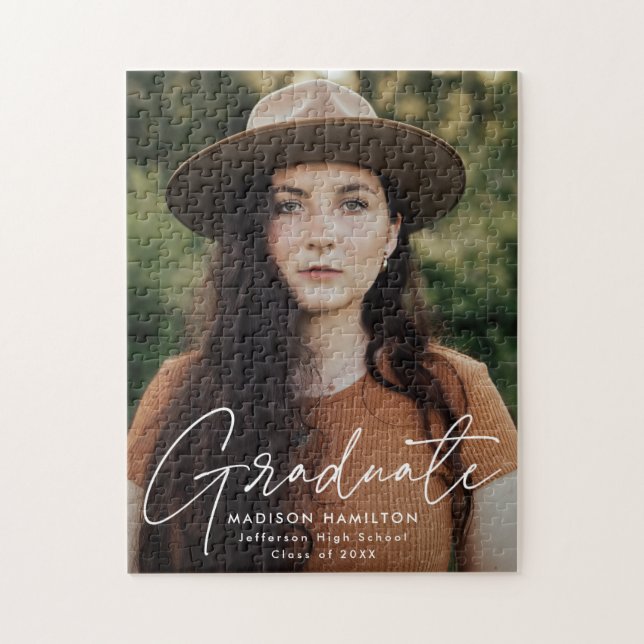 Moderner Graduate White Script Foto Abschluss Puzzle (Vertikal)