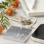 Moderner grauer Glitzer Glitzern Personalisiert Na Schlüsselanhänger<br><div class="desc">Die exquisiten Glitzern des modernen Gray Glitzer mit Personalisiertem Name-Produkt, eine atemberaubende Kombination aus zeitgenössischem Design und personalisierter Eleganz. Dieses Produkt zeichnet sich durch eine faszinierende Kulisse in einem modernen Grau-Schatten aus, der Eleganz und Stil ausstrahlt. Die gedämpfte und dennoch schicke Set verleiht dem faszinierenden Funkeln des Glitzer eine Bühne...</div>