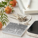 Moderner grauer Glitzer Glitzern Personalisiert Na Schlüsselanhänger<br><div class="desc">Die exquisiten Glitzern des modernen Gray Glitzer mit Personalisiertem Name-Produkt, eine atemberaubende Kombination aus zeitgenössischem Design und personalisierter Eleganz. Dieses Produkt zeichnet sich durch eine faszinierende Kulisse in einem modernen Grau-Schatten aus, der Eleganz und Stil ausstrahlt. Die gedämpfte und dennoch schicke Set verleiht dem faszinierenden Funkeln des Glitzer eine Bühne...</div>