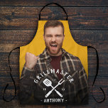 Moderner Grillmeister - Cooler Name der Männer Schürze<br><div class="desc">Cooles und lustiges personalisiertes Geschenk für den Grillmeister in deinem Leben. Einfach sein Foto hochladen und mit seinem Namen und Geburtsjahr anpassen,  und dies wird ein großartiges Geschenk für Ihren Kopf Koch,  ob es ein Freund,  Ehemann,  Papa oder Onkel.</div>