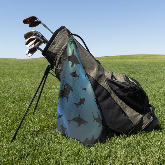 Moderner Hai-Kiefer unter der Meergalaxie Golfhandtuch (Gras)