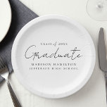 Moderner handgeschriebener Black Script-Abschluss Pappteller<br><div class="desc">Mit unseren stilvollen Abschluss-Papier-Tellern steigern Sie Ihr Dekor für Ihre Abschlussfeier! Mit einem handgeschriebenen schwarzen Drehbuch und weißem Hintergrund fügen diese Teller Ihrer Feier eine Touch der Eleganz hinzu. Personalisieren Sie sie mit dem Namen des Absolventen, dem Abschluss und dem Schulnamen. Egal, ob Sie Snacks oder Getränke servieren, diese Teller...</div>
