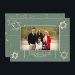 Moderner Hanukkah Sage Green Star von David Foto Feiertagskarte<br><div class="desc">Minimal klassische Bar/Bat Mitzvah und Hanukkah moderne Star of David vor einem soliden Hintergrund schafft ein elegantes,  raffiniertes Design. Für andere koordinierende Farben oder passende Produkte,  besuchen Sie JustFharryn @ Zazzle.com oder kontaktieren Sie den Designer,  c/o Fharryn@yahoo.com Alle Rechte vorbehalten. #zazzlemade #christmasdecor</div>
