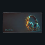 Moderner Headphones - Gamer - Digitaler Personalis Schreibtischunterlage<br><div class="desc">Moderne Kopfhörer Gamer Digital Personalisiert Name Desk Mat verfügt über Ihren personalisierten Namen in einfacher blauer Schrift Typografie mit einem Set von Kopfhörern auf schwarzem Hintergrund. Perfektes Geschenk für Familie und Freunde zum Geburtstag, Weihnachten, Vatertag, Bruder, Ehemann, Freund, Partner, Freunde, Arbeitskollegen, Lehrer Wertschätzung und vieles mehr. Entworfen von ©Evco Studio...</div>