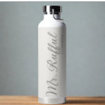 Moderner Hochzeitshöhenname Datum Orchester weißer Trinkflasche<br><div class="desc">Moderne Hochzeitsgärtnername Datum Verfärben weißer Text Wasser Flasche.</div>