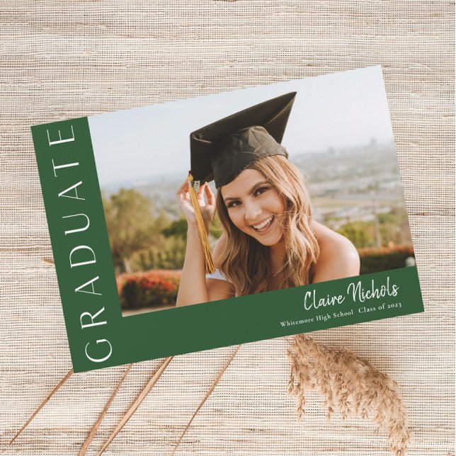 Moderner Horizontaler Foto Abschluss Einladung (Modern Typography Green Photo Graduation Invitations.)