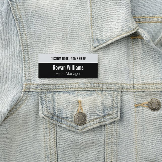 Moderner Hotelmitarbeiter Namensschild (Beispiel)