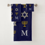 Moderner jüdischer Star von David Menorah Monogram<br><div class="desc">Modernes, mit Monogramm jüdisches Badehandtuchhandtuch-Set, das den Imitaten Gold und Silber STAR OF DAVID und MENORAH in einem Fliesenmuster vor einem dunkelblauen Hintergrund zeigt. In der rechten unteren Ecke befindet sich ein KUNDENBEWEGLICHES MONOGRAMM, sodass Sie Ihren eigenen Initial hinzufügen können. Ideal für Hanukkah und andere jüdische Wohngestaltungen. Wählen Sie aus...</div>