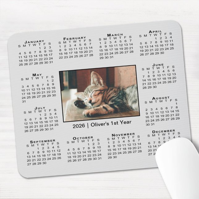Moderner Kalender 2026 Ihr Foto Name auf Grau Mousepad (Modern 2026 Calendar Your Photo Name on Grey Mouse Pad, in situ)