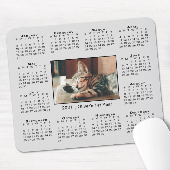 Moderner Kalender 2027 Ihr Foto Name auf Grau Mousepad (Modern 2027 Calendar Your Photo Name on Grey Mouse Pad in situ)