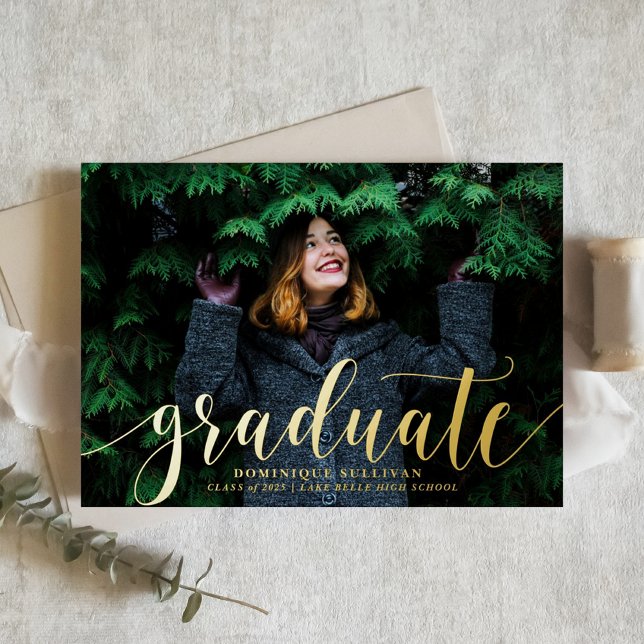 Moderner Kalligrafie-Foto Abschluss Gold Folieneinladung (Personalized Photo Graduation Invitation with Gold Foil Modern Calligraphy – Customizable Colors)