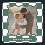 Moderner Karo mit glattem Rand - minimales Foto We Quadratischer Aufkleber<br><div class="desc">Moderne minimale grafische Karo Muster grün scharfen Rand Foto Weihnachtsfeier bevorzugen Aufkleber. Kühne auf Trend-Design. Teil einer Ferienkollektion.</div>