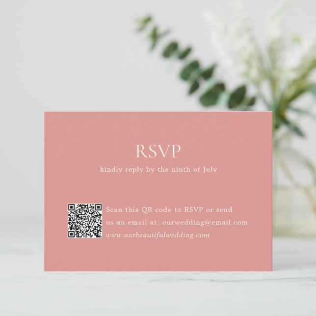 Moderner Korallenrosa QR-Code Elegante Hochzeit RSVP Karte (Stehend Vorderseite)