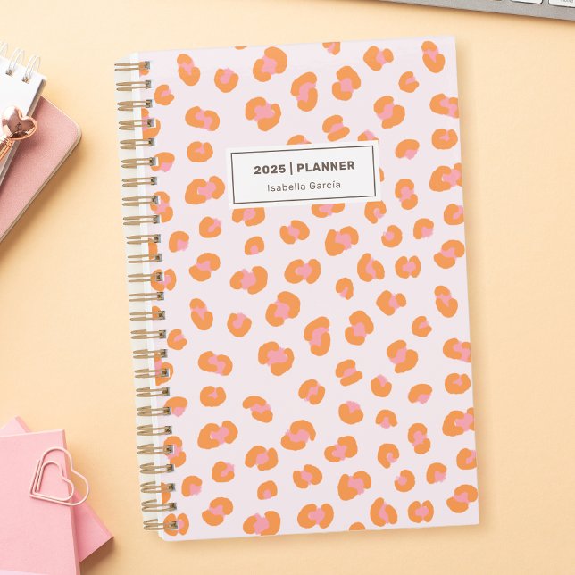 Moderner Leopard Print Pink Orange Weekekly Planne Planer (Personalize this beautiful leopard print weekly monthly planner in orange and pink colors.)