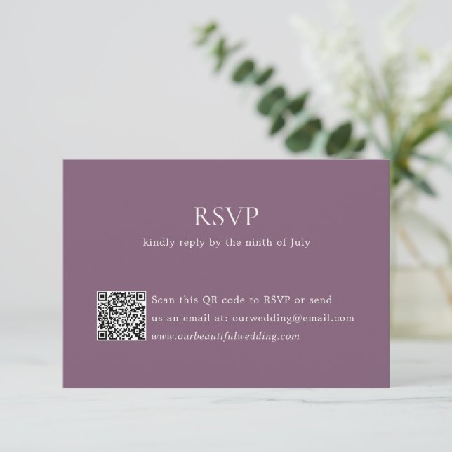 Moderner Lila QR-Code Elegante Hochzeit RSVP Karte (Stehend Vorderseite)