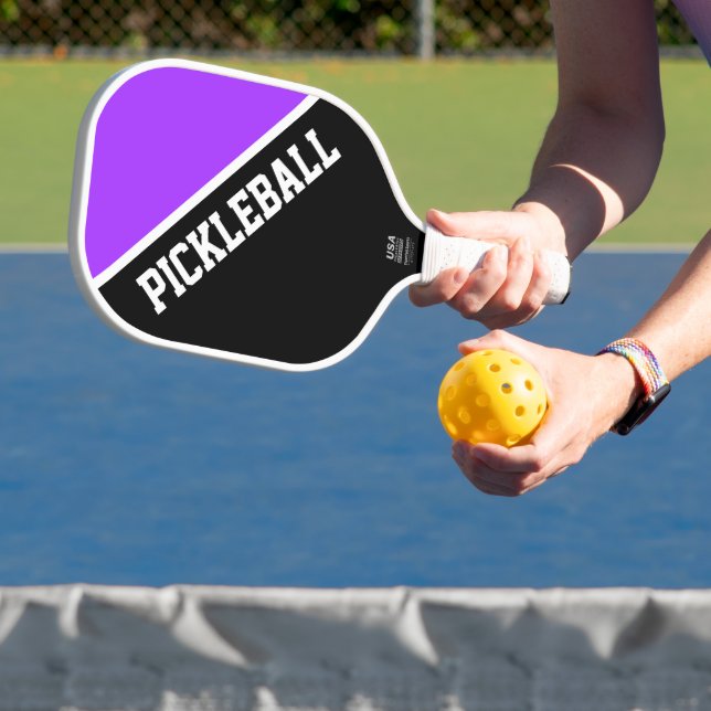 Moderner Lila schwarzer Farbblock Pickleball Schläger (InSitu)