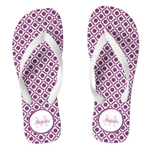 Moderner Lila und weißer geometrischer Mit Monogra Flip Flops
