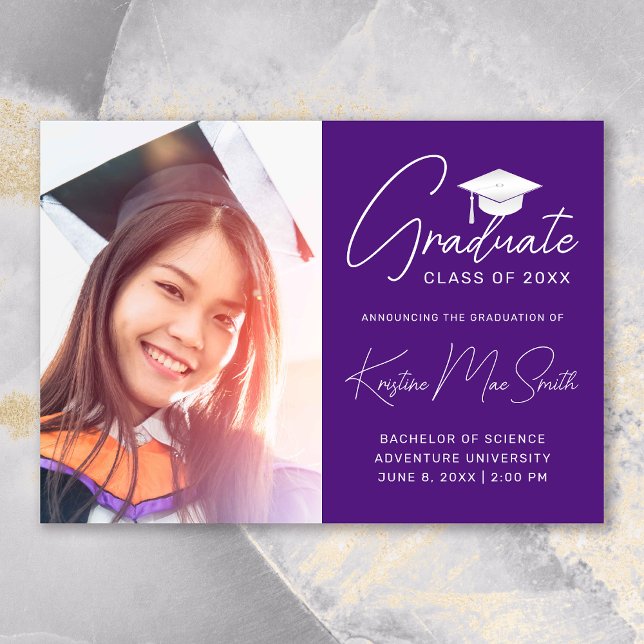 Moderner Lila White Cap Foto Uni-Abschluss Ankündigung (Modern Purple White Script Photo College Graduation Announcement)