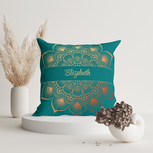 Moderner Mandala-Individuelle Name Kissen (Modern Turquoise Mandala Custom Name Throw Pillow in a white room with dry flowers)
