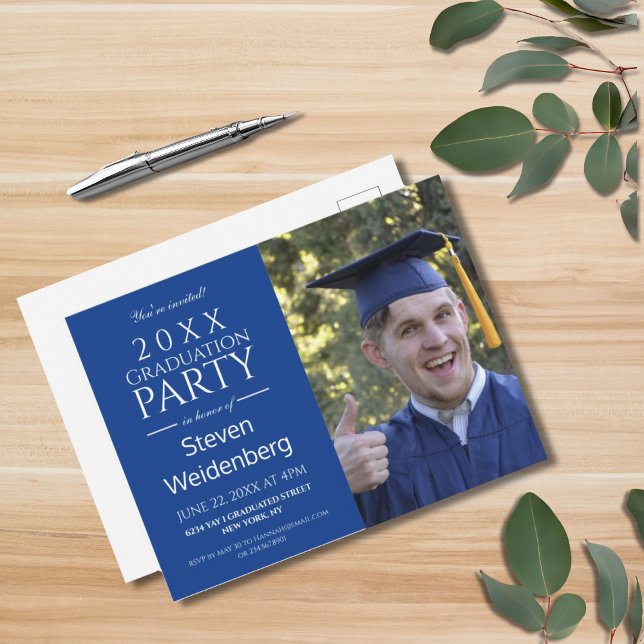 MODERNER MÄNNERBLAU 2025 STUDIERUNGSPARTEI POSTKARTE (MODERN BLUE PHOTO CLASS OF 2025 GRADUATION PARTY INVITATION POSTCARD)
