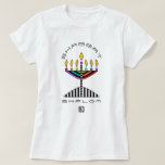 Moderner Menorah Shabbat Shalom T - Shirt<br><div class="desc">"Shabbat Shalom" umgibt diese moderne und farbenfrohe Menorah! Die Rückseite des T-Shirts weist ein kleineres Bild auf. ~ Karyn</div>