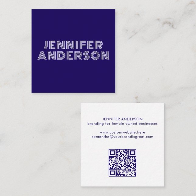 Moderner Minimal Blue Typografy Custom QR Code Quadratische Visitenkarte (Vorne/Hinten)