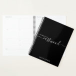 Moderner Minimal Script Monogram Black Planner 202 Planer<br><div class="desc">Ein moderner minimalistischer 2025-Planer mit elegantem,  weißem Script-Monogramm auf schwarz. Sie können aus weichem oder hartem Cover wählen.</div>