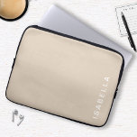 Moderner minimaler Beige Personalisierter Name Laptopschutzhülle<br><div class="desc">Moderner Minimal Beige Personalisiert Name Laptop Ärmel. Mit diesem schicken Accessoire, das ein sauberes, minimalistisches Design in zeitlosem Beige bietet, lassen Sie Ihr Gerät noch höher schlagen. Passen Sie es mit Ihrem Namen für eine einzigartige Touch an. Dieser Laptop-Ärmel wurde für Stil und Schutz konzipiert und ist ideal für diejenigen,...</div>