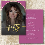 Moderner Minimaler Rosa Arch Fünfzigjähriger Folieneinladung<br><div class="desc">Feiern Sie mit dieser einfachen, modernen 50. Geburtstagsfeier in ruhigem, elegantem Stil - entworfen mit einem Stil, der sich um Sie dreht. Mit einem leicht dunkelem Overlay und in echter Folie gekleidetem Foto in Bogenform. Ein echtes, modernes Drehbuch "fünfzig" dehnt sich über die Vorderseite aus und erfasst Ihren Stil und...</div>