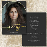 Moderner Minimaler Schwarzer Bogen - Geburt Folieneinladung<br><div class="desc">Feiern Sie mit dieser einfachen, modernen 40. Geburtstagsfeier in ruhigem, elegantem Stil - entworfen mit einem Stil, der sich um Sie dreht. Mit einem leicht dunkelem Overlay und in echter Folie gekleidetem Foto in Bogenform. Eine echte Folie modernes Drehbuch "vierzig" erstreckt sich über die Vorderseite und erfasst Ihren Stil und...</div>