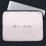 Moderner Minimalistisch Blush Pink Script Individu Laptopschutzhülle<br><div class="desc">Ein schlichtes, stylisches individuelle Name-Typografie-Design in einem lässigen Skript-Schriftart in schwarz auf hellpastellfarbenem Rosa. Das perfekte Element für den trendigen Minimalisten. Ein auf Trend maßgeschneidertes Geschenk oder Accessoire für jeden Anlass. Debra Valencia, eine visionäre Oberflächenmuster-Künstlerin, Produktdesignerin und Unternehmerin mit Leidenschaft für Weltreisen, Handwerkstraditionen, Pop-Kunst und Mode-Trend, hat ihren eigenen Stil...</div>