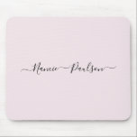 Moderner Minimalistisch Blush Pink Script Individu Mousepad<br><div class="desc">Ein schlichtes, stylisches individuelle Name-Typografie-Design in einem lässigen Skript-Schriftart in schwarz auf hellpastellfarbenem Rosa. Das perfekte Element für den trendigen Minimalisten. Ein auf Trend maßgeschneidertes Geschenk oder Accessoire für jeden Anlass. Debra Valencia, eine visionäre Oberflächenmuster-Künstlerin, Produktdesignerin und Unternehmerin mit Leidenschaft für Weltreisen, Handwerkstraditionen, Pop-Kunst und Mode-Trend, hat ihren eigenen Stil...</div>