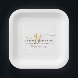 Moderner Minimalistischer Abschluss mit Gold Scrip Pappteller<br><div class="desc">Ein schlichter moderner,  minimalistischer Abschluss Papier-Teller mit goldenen Schriftzeichen und Namen,  Schule und schließ-Jahrgang,  darunter schwarz. Ein stilvoller Monogramm-Stiltopper.</div>