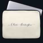 Moderner Minimalistischer Ecru-Individuelle Name Laptopschutzhülle<br><div class="desc">Ein schlichtes, stylisches individuelle Name Typografie-Design in einem lässigen Skript-Schriftart in schwarz auf ecru von weißem Elfenbein. Das perfekte Element für den trendigen Minimalisten. Ein auf Trend maßgeschneidertes Geschenk oder Accessoire für jeden Anlass. Debra Valencia, eine visionäre Oberflächenmuster-Künstlerin, Produktdesignerin und Unternehmerin mit Leidenschaft für Weltreisen, Handwerkstraditionen, Pop-Kunst und Mode-Trend, hat...</div>