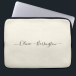 Moderner Minimalistischer Ecru-Individuelle Name Laptopschutzhülle<br><div class="desc">Ein schlichtes, stylisches individuelle Name Typografie-Design in einem lässigen Skript-Schriftart in schwarz auf ecru von weißem Elfenbein. Das perfekte Element für den trendigen Minimalisten. Ein auf Trend maßgeschneidertes Geschenk oder Accessoire für jeden Anlass. Debra Valencia, eine visionäre Oberflächenmuster-Künstlerin, Produktdesignerin und Unternehmerin mit Leidenschaft für Weltreisen, Handwerkstraditionen, Pop-Kunst und Mode-Trend, hat...</div>