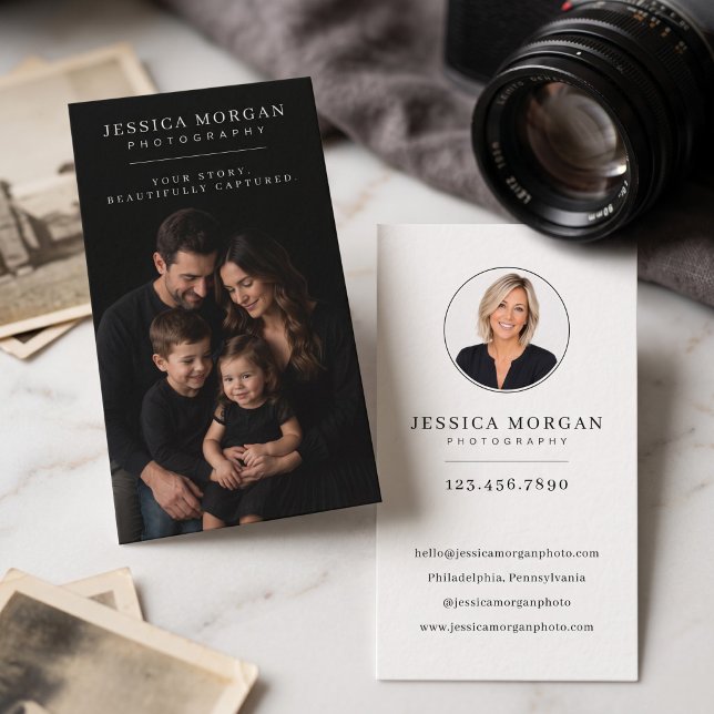 Moderner minimalistischer Fotograf Visitenkarte (Simulated business cards on table)