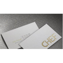 Moderner Minimalistischer Koch mit weißem und gold