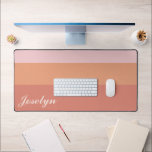 Moderner Minimalistischer Lachs Peach Individuelle Schreibtischunterlage<br><div class="desc">Fügen Sie Ihrem Arbeitsbereich eine Touch von Eleganz hinzu, mit dieser modernen Minimalistischen Lachs Peach Desk Mat. Mit seiner sanften, eleganten Farbe und der Möglichkeit, mit Ihrem Namen zu personalisieren, verbindet es Stil und Funktionalität zu einem einzigartigen Setup. Die glatte Oberfläche sorgt für müheloses Mausbewegen und Schreibkomfort, während die rutschfeste...</div>