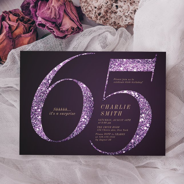 Moderner minimalistischer lila Glitzer 65. Geburts Einladung (Modern minimalist purple glitter 65th birthday invitation)