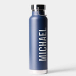 Moderner Minimalistischer Personalisierter Name Trinkflasche<br><div class="desc">Modernes Minimalistisches Design mit personalisiertem Namen in modernem fett serifenem Schriftart. Perfekt als Urlaubsgeschenke für ihn,  väterliche Tagesgeschenke und Geschenke für jeden besondere Anlass.</div>