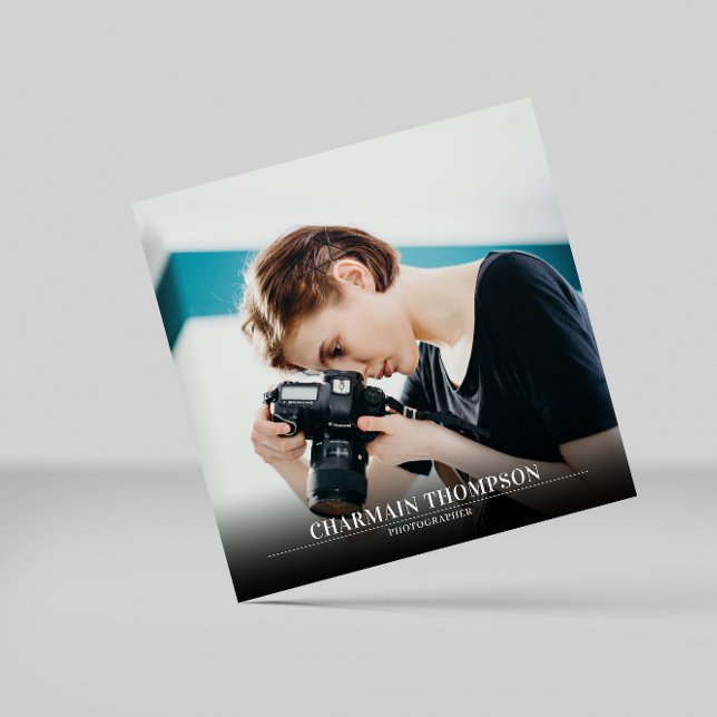 Moderner Minimalistischer Schwarzweißtext | FOTO Quadratische Visitenkarte (Von Creator hochgeladen)