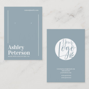 Moderner Minimalistischer staubblauer Schriftart O Visitenkarte