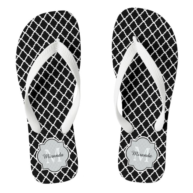 Moderner Mit Monogramm Name für Schwarz und Weiß Flip Flops (Fußbett)