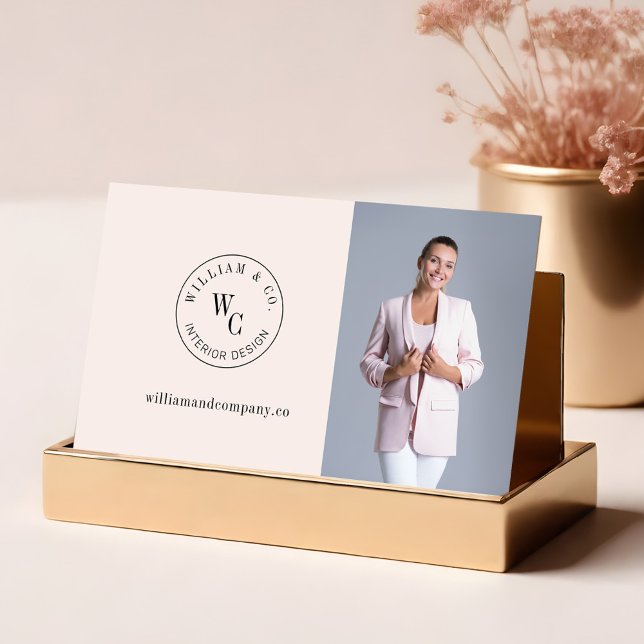 Moderner monogramm Circle Wappen Custom Foto QR Co Visitenkarte (Modern Monogram Circle Crest Custom Photo QR Code Business Card Front)