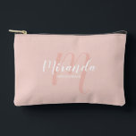 Moderner Name der Personalisierten Bridesmaid Mono Zubehörtasche<br><div class="desc">Fügen Sie Ihrer Hochzeit eine persönliche Touch mit einem personalisierten Brautjunggeschenk hinzu. Dieses Design zeichnet sich durch den personalisierten Namen einer Brautjungfrau aus, die im Stil eines modernen Schriftartes mit weißer Schrift und ein Monogramm im Stil eines modernen, rot rosa Skripten-Schriftartes ist. Der Hintergrund ist mit dem Schriftart in weißem,...</div>